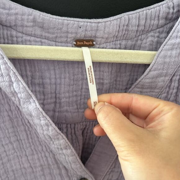 FREE PEOPLE Buttoned Front Gauze Lavender Crop Blouse. Size XS - Picture 6 of 11